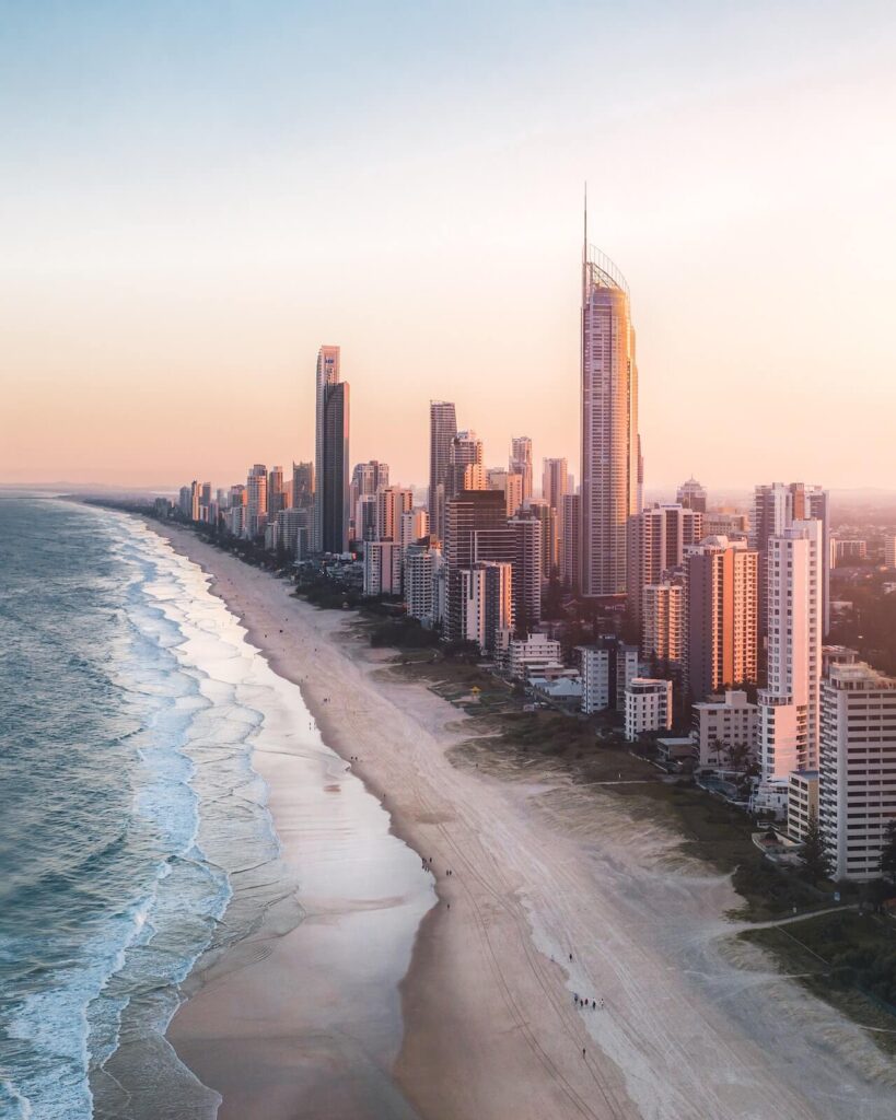 wieżowce przy plaży w Australii